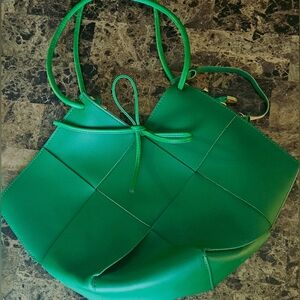 2 in 1 Kelly Green Faux Leather Textured Handbag w/pouch